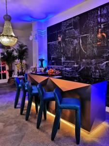 卢布尔雅那Antiq Palace - Historic Hotels of Europe的一间带桌子和蓝色椅子的用餐室