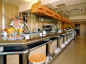 瓜尼佐Hotel Los Angeles的一间带长柜台和酒吧的厨房