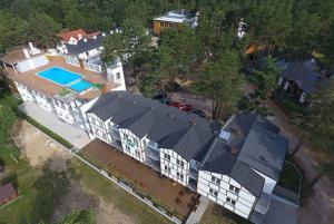 波德贝Apartament 13B Blue Marine Poddąbie的享有带游泳池的房屋的空中景致