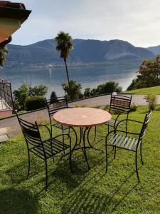 韦尔巴尼亚Villetta Primavera Suna Vista lago CIR10307200215的一张桌子和椅子,享有水景