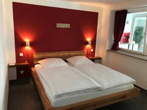 弗莱堡Bobbele Freiburg Zentrum的一间卧室配有一张带两个白色枕头的床