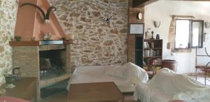 拉梅特拉·德·玛尔Masia La Candelera的带沙发和壁炉的客厅