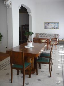 伊莫拉Il Giardino Segreto的一间带木桌和椅子的用餐室