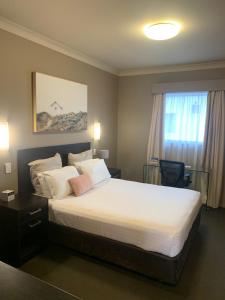 纽卡斯尔布莱克巴特贝斯特韦斯特酒店的一间卧室设有一张大床和一个窗户。