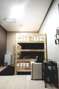 釜山O'guest in Haeundae的客房配有双层床和微波炉。