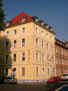海德堡经典旅馆的红色屋顶的大型黄色建筑