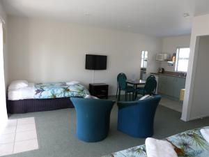 旺阿马塔布雷克科尔特汽车旅馆的卧室配有一张床和一张桌子及椅子