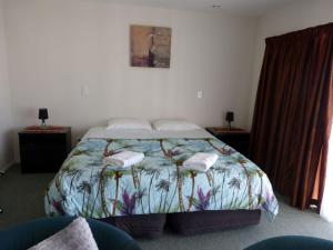 旺阿马塔布雷克科尔特汽车旅馆的一间卧室配有一张床,上面有两条毛巾