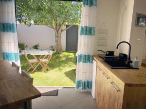 莱萨布勒-多洛讷Estrella的厨房享有带树的庭院的景致