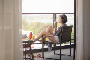 安平区台南大员皇冠假日酒店的坐在阳台上椅子上的女人
