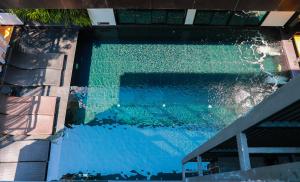 清迈清迈门贝德酒店 - 仅限成人的大楼内的一个蓝色海水游泳池