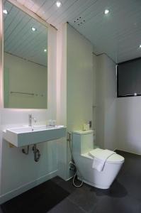 清迈查恩基安贝德酒店 - 仅限成人的一间带水槽、卫生间和镜子的浴室