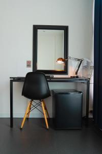 清迈查恩基安贝德酒店 - 仅限成人的一张桌子、椅子、镜子和电视