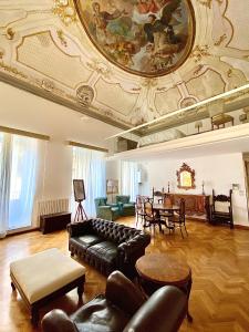 巴勒莫Case Natoli - Residenze d'Epoca的带沙发和天花板的客厅