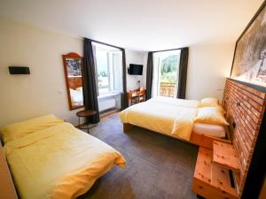 尚佩克斯度冰川酒店的一间卧室设有两张床和两个窗户。