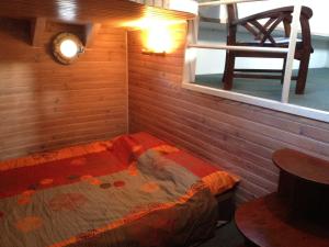 伊西莱穆利诺宾客之船酒店的小房间设有床和窗户