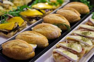 清迈BED普拉斯恩-仅供成人入住的托盘,包括不同类型的三明治和糕点