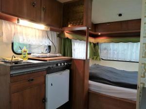 萨姆滕斯Caravan的一个带水槽和床的小厨房