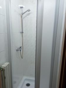 克拉托维波普尔达膳食公寓的浴缸旁的玻璃门淋浴