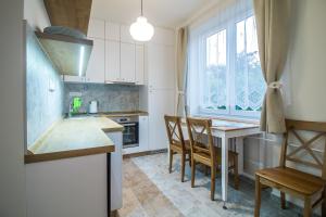 图尔诺夫apartmán v bytovém domě Turnov的厨房配有桌椅和窗户。