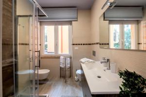 圣贝内代托-德尔特龙托Casa Gabry Design a due passi dal centro e dal mare的一间带水槽、卫生间和淋浴的浴室