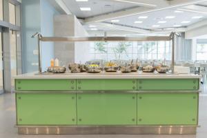 海法HI - Haifa Hostel的绿色自助餐,包括一碗食物