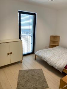BalernaKKD RESIDENCE Balerna的一间卧室配有一张床、一个梳妆台和一扇窗户。