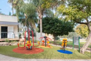 Gid‘onaHI - Maayan Harod Hostel的公园里一个带五颜六色游戏设备的游乐场
