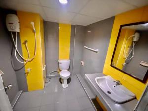 合艾帕萨瓦酒店（โรงแรมภาสว่าง）的一间带卫生间、水槽和镜子的浴室