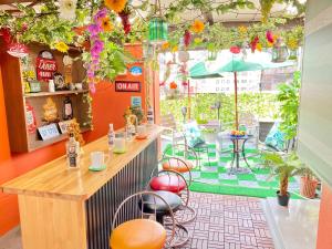 大阪Orange House的餐厅设有酒吧,提供凳子和鲜花