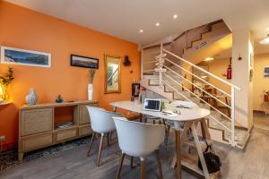马赛莱斯尚布里珍妮特酒店的客厅设有橙色的墙壁和楼梯