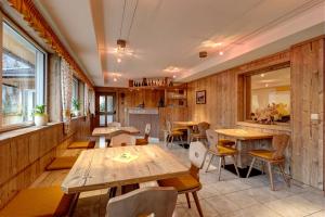 瓦尔奥纳的圣乔凡尼Oberjahrl的餐厅拥有木墙和木桌及椅子