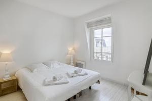 圣马洛Le Grand Sillon的白色的卧室设有床和窗户