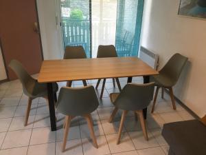 吕兹-圣索沃尔Appartement Solférino的一张木桌和椅子
