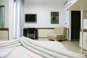 阿卡HI - 阿卡骑士旅舍的一间卧室配有一张床、一张桌子和一把椅子