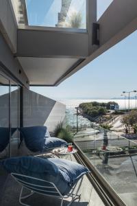 雅典Urban Suites的阳台配有椅子,享有海景。