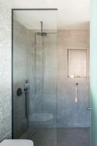 雅典Urban Suites的浴室里设有玻璃门淋浴