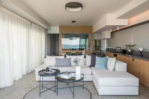 雅典Urban Suites的客厅配有白色的沙发和桌子