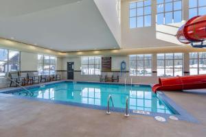 维勒蒙特Comfort Inn & Suites的大楼内一个带滑梯的大型游泳池