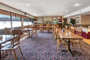 大章克申Quality Inn Grand Junction near University的餐厅内带桌椅的用餐室