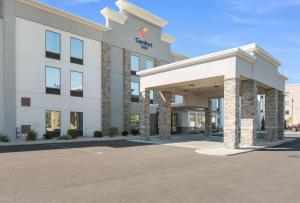 格罗夫城Comfort Inn Grove City - Columbus South的大楼前方有停车场