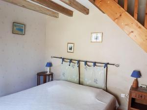 Broc罗贝德里斯旅馆的一间带一张床的卧室,位于带木制天花板的房间内