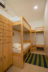 孟买Nap Manor Hostels的双层床间 - 带2张双层床和地毯