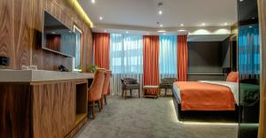 诺维萨德Hotel Pupin Novi Sad的一间酒店客房 - 带一张床和一间浴室