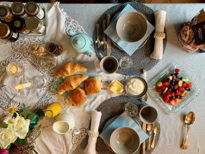 拉伊The Tea House的一张桌子,上面有早餐食品和咖啡