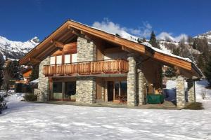 奥瓦伦纳茨Chalet La Marendaz的雪地小木屋