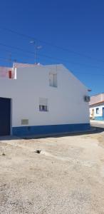 莫朗Casa o Cantinho的白色的建筑,有蓝色和白色的墙壁