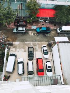 Cao LãnhKhách sạn SAO NAM的停在停车场的一群汽车