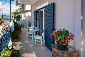 利吉亚Kris&Strato's Studio的一个带蓝色门和红色花桌的庭院