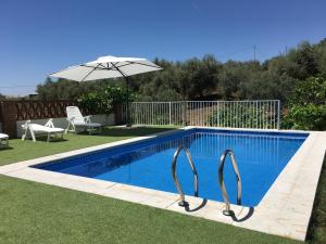 佩里那CASA DE LOS ALAMOS的院子里带遮阳伞的游泳池